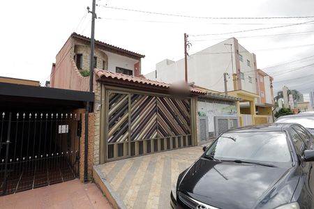 Casa para alugar com 335m², 4 quartos e 4 vagas Casa para alugar com 335m², 4 quartos e 4 vagasFachada