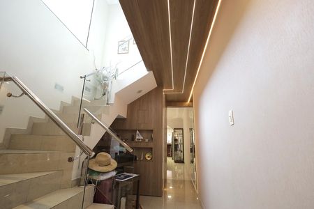 Casa para alugar com 335m², 4 quartos e 4 vagas Casa para alugar com 335m², 4 quartos e 4 vagasEscada