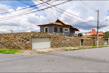 Casa para alugar com 280m², 4 quartos e 7 vagasFachada