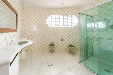 Casa para alugar com 280m², 4 quartos e 7 vagasBanheiro social