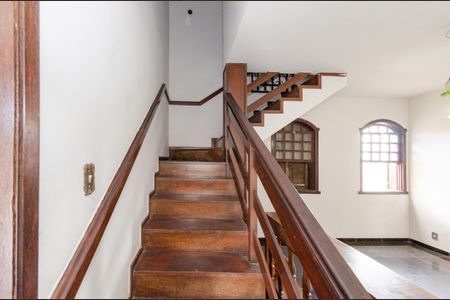 Casa para alugar com 280m², 4 quartos e 7 vagasEscada