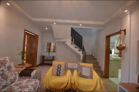 Sala de casa para alugar com 4 quartos, 250m² em Marechal Hermes, Rio de Janeiro