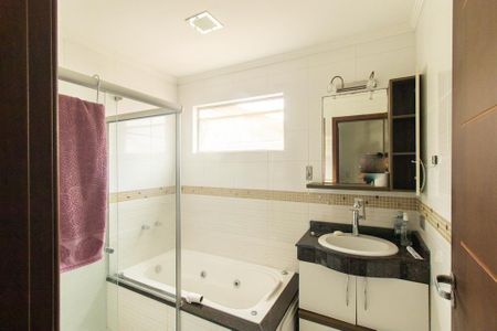 Casa de condomínio para alugar com 220m², 4 quartos e 4 vagasBanheiro da Suite 1