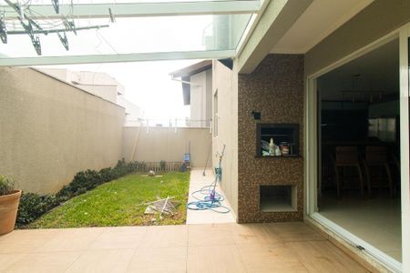 Casa de condomínio para alugar com 220m², 4 quartos e 4 vagasQuintal
