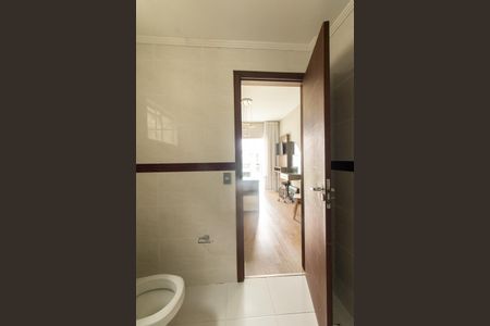 Casa de condomínio para alugar com 220m², 4 quartos e 4 vagasBanheiro da Suíte 2