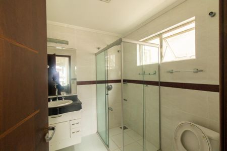 Casa de condomínio para alugar com 220m², 4 quartos e 4 vagasBanheiro da Suíte 2