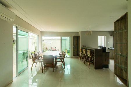 Casa de condomínio para alugar com 220m², 4 quartos e 4 vagasSala