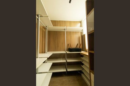 Casa de condomínio para alugar com 220m², 4 quartos e 4 vagasCloset da suíte 1