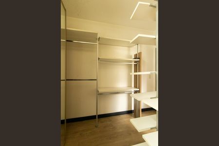 Casa de condomínio para alugar com 220m², 4 quartos e 4 vagasCloset da suíte 1