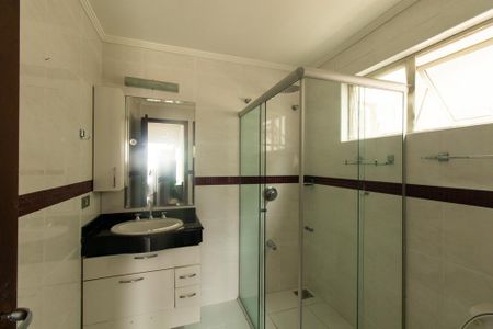 Casa de condomínio para alugar com 220m², 4 quartos e 4 vagasBanheiro da Suíte 2