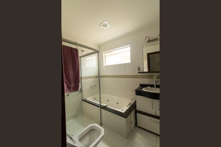 Casa de condomínio para alugar com 220m², 4 quartos e 4 vagasBanheiro da Suite 1