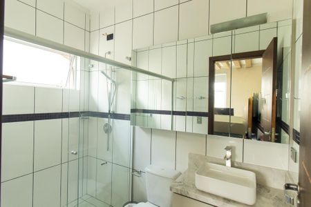 Casa de condomínio para alugar com 220m², 4 quartos e 4 vagasBanheiro da Suite 3