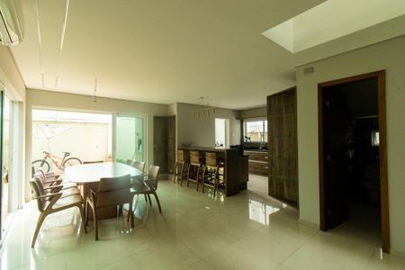 Sala de casa de condomínio para alugar com 4 quartos, 220m² em Santa Quiteria, Curitiba