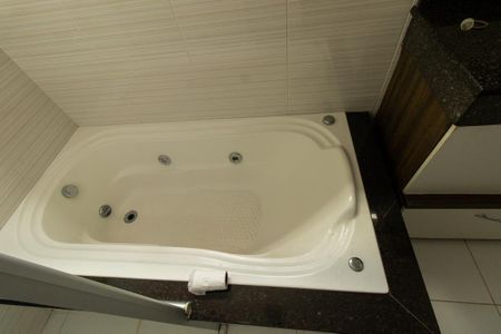 Casa de condomínio para alugar com 220m², 4 quartos e 4 vagasBanheiro da Suite 1