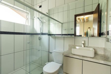 Casa de condomínio para alugar com 220m², 4 quartos e 4 vagasBanheiro da Suite 3