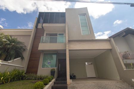 Casa de condomínio para alugar com 220m², 4 quartos e 4 vagasPlaca
