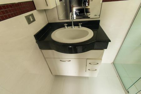 Casa de condomínio para alugar com 220m², 4 quartos e 4 vagasBanheiro da Suíte 2