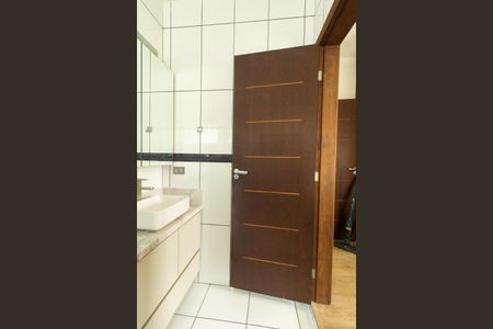 Casa de condomínio para alugar com 220m², 4 quartos e 4 vagasBanheiro da Suite 3