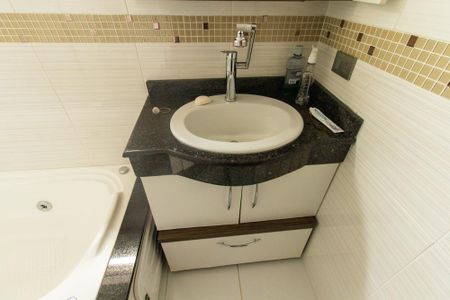 Casa de condomínio para alugar com 220m², 4 quartos e 4 vagasBanheiro da Suite 1