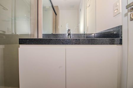 Banheiro de kitnet/studio para alugar com 1 quarto, 25m² em Auxiliadora, Porto Alegre