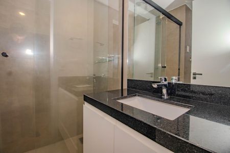 Banheiro de kitnet/studio para alugar com 1 quarto, 25m² em Auxiliadora, Porto Alegre