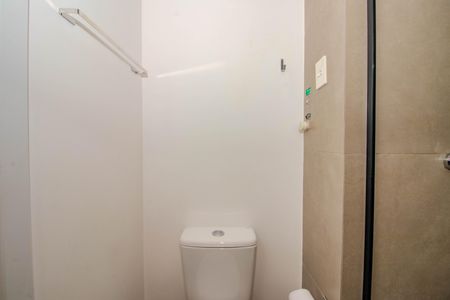 Banheiro de kitnet/studio para alugar com 1 quarto, 25m² em Auxiliadora, Porto Alegre
