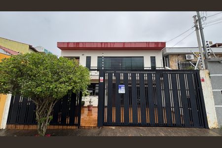 Casa à venda com 350m², 3 quartos e 3 vagas Casa à venda com 350m², 3 quartos e 3 vagasFachada