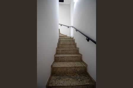 Casa à venda com 85m², 2 quartos e 2 vagasEscada