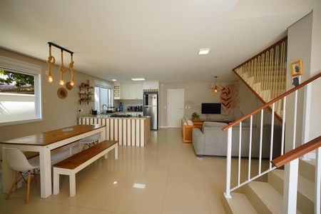 Sala de casa para alugar com 3 quartos, 200m² em Campeche, Florianópolis