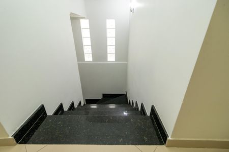 Escada acesso aos quartos de casa para alugar com 4 quartos, 136m² em Jardim Sao Roberto, São Paulo