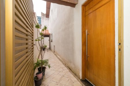 Casa para alugar com 136m², 4 quartos e 4 vagasCorredor externo - entrada sala