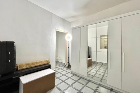 Casa à venda com 206m², 4 quartos e 2 vagas Casa à venda com 206m², 4 quartos e 2 vagasQuarto Fundos