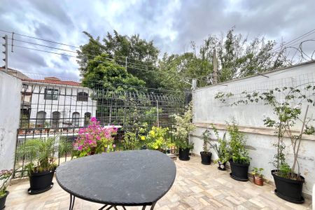 Casa à venda com 206m², 4 quartos e 2 vagas Casa à venda com 206m², 4 quartos e 2 vagasVaranda