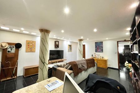 Casa à venda com 206m², 4 quartos e 2 vagas Casa à venda com 206m², 4 quartos e 2 vagasSala