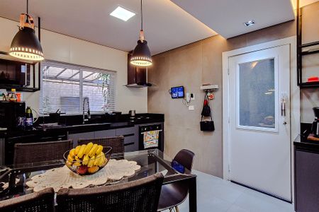 Casa para alugar com 110m², 2 quartos e 2 vagasCozinha