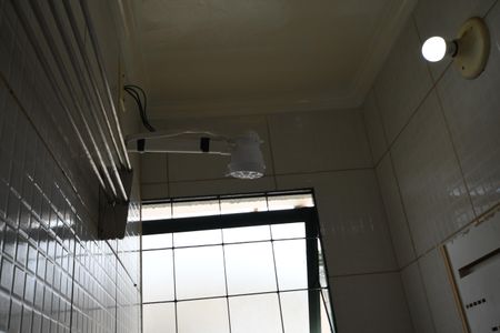 Banheiro de kitnet/studio para alugar com 1 quarto, 17m² em Cidade Universitária, Campinas