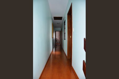 Casa à venda com 186m², 3 quartos e 6 vagas Casa à venda com 186m², 3 quartos e 6 vagasDetalhe - Corredor Quartos