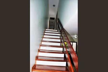 Casa à venda com 186m², 3 quartos e 6 vagas Casa à venda com 186m², 3 quartos e 6 vagasDetalhe - Escada Quartos