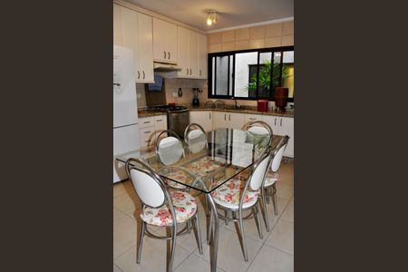 Casa à venda com 186m², 3 quartos e 6 vagas Casa à venda com 186m², 3 quartos e 6 vagasDetalhe - Cozinha