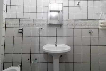 Banheiro de kitnet/studio para alugar com 1 quarto, 17m² em Cidade Universitária, Campinas