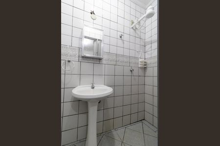 Banheiro de kitnet/studio para alugar com 1 quarto, 17m² em Cidade Universitária, Campinas