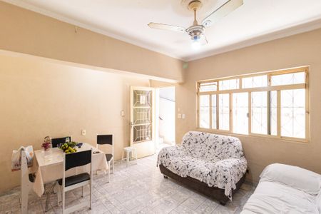 Casa à venda com 243m², 6 quartos e 3 vagasSala