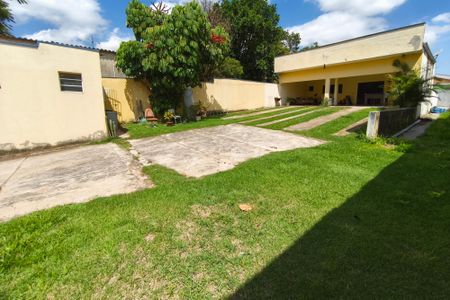Casa à venda com 200m², 2 quartos e 4 vagas Casa à venda com 200m², 2 quartos e 4 vagasQuintal - Garagem