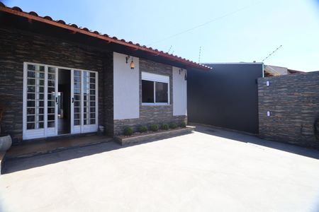 Casa à venda com 200m², 3 quartos e 2 vagasPátio 