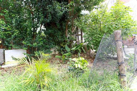 Casa à venda com 250m², 4 quartos e 2 vagas Casa à venda com 250m², 4 quartos e 2 vagasQuintal e jardim