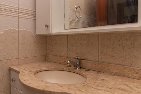 Banheiro de apartamento à venda com 1 quarto, 47m² em Praia de Belas, Porto Alegre