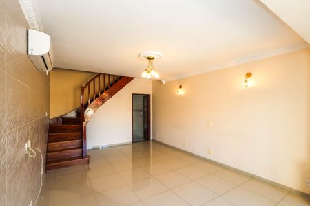 Casa para alugar com 101m², 2 quartos e 2 vagasSala