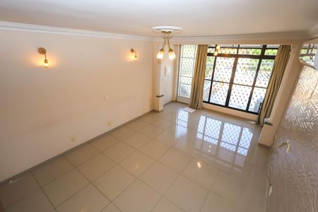 Casa para alugar com 101m², 2 quartos e 2 vagasSala