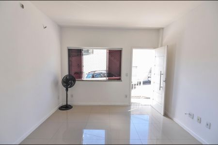 Sala de casa de condomínio para alugar com 2 quartos, 68m² em São Francisco Xavier, Rio de Janeiro