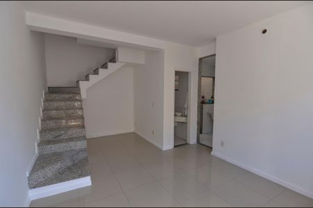 Sala de casa de condomínio para alugar com 2 quartos, 68m² em São Francisco Xavier, Rio de Janeiro